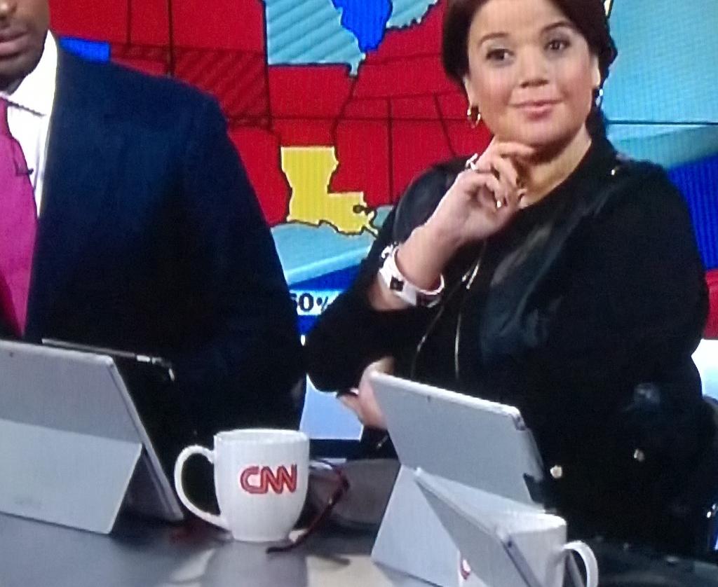 CNN Election Commentators Hide iPads While Using Surface Pro 3 [PIC ...