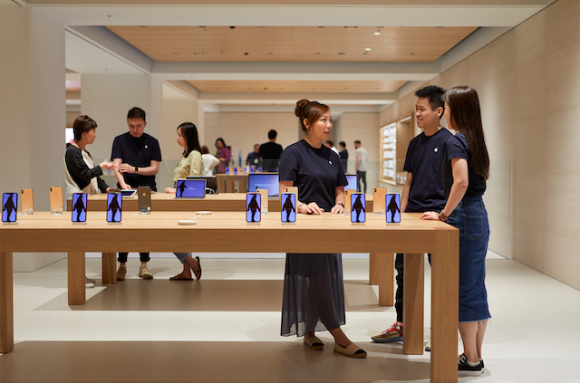 Apple Marunouchi opens saturday in Tokyo team members 090419 big jpg large 2x