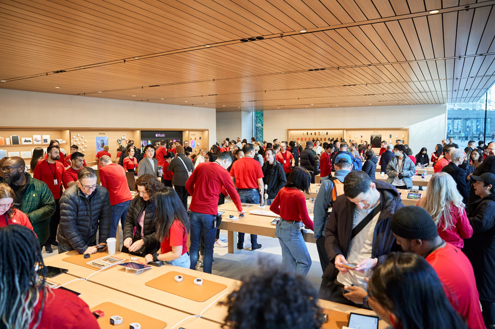 Apple Store Pacific Centre Vancouver ouverture à l'intérieur 01 Large JPG Large