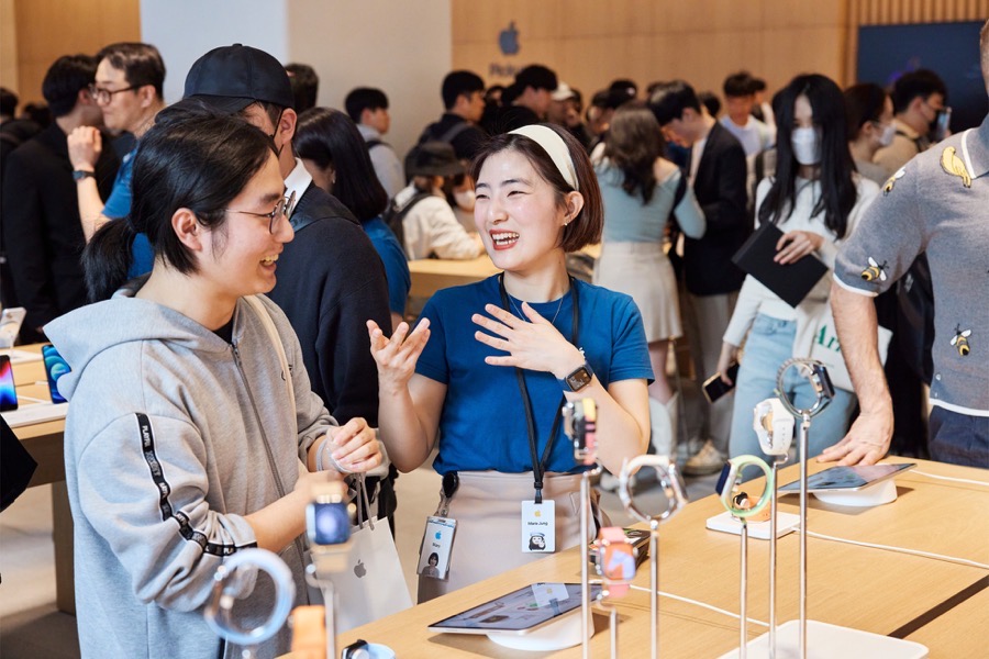 Apple Gangnam S Korea opening day Apple Watch help big jpg large 2x