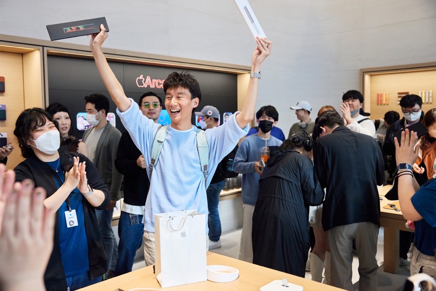 Apple Gangnam S Korea opening day customer Watch band purchase big jpg large 2x