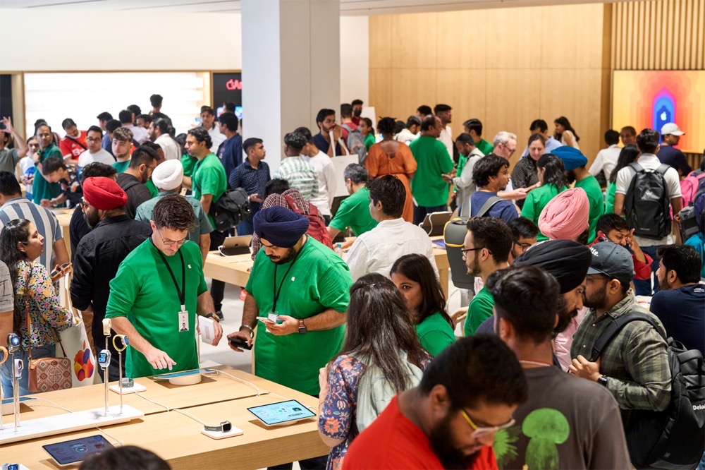 Apple Saket Delhi India opening day interior big jpg large 2x