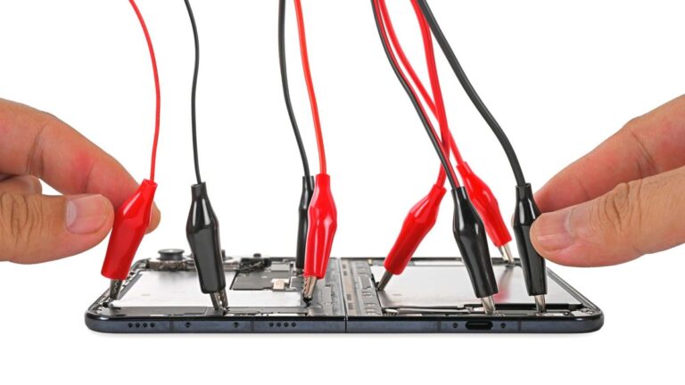ifixit-iphone-duo-battery-release | iPhone in Canada iFixit applying power to release the iPhone Duo battery adhesive