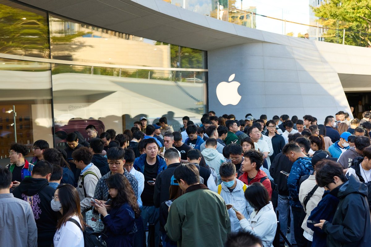 Customers line up outside Apple Jing’an in Shanghai for the iPhone Duo launch